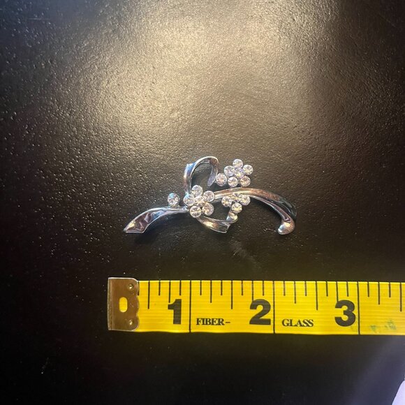 Vintage Silver Tone Bar Brooch with Clear Rhinestone Flower Design - Picture 4 of 5